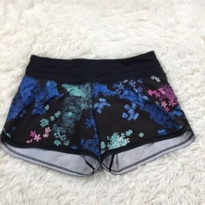Lululemon Groovy Run Short *4-way Stretch Petal Pop Multi / Black